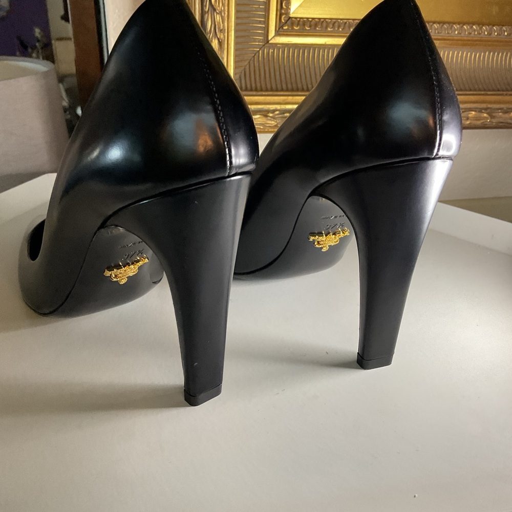 PRADA BRUSHED LEATHER COURT HEELS PUMPS BLACK SIZE 7.5 NWOT - Picture 14 of 16